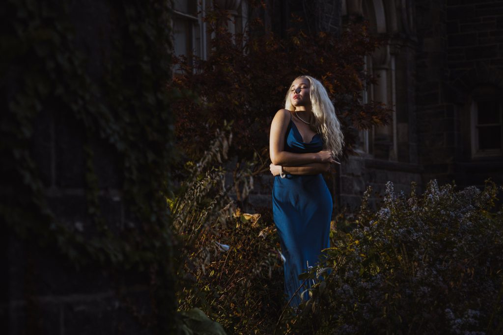 jakie dodatki do granatowej sukienki