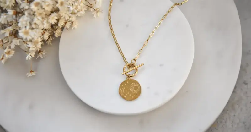 Naszyjnik pozłacany z ozdobnym zapięciem i dużą zawieszką